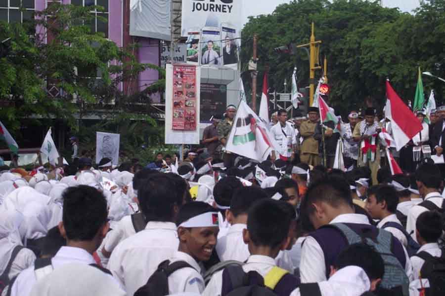 Ribuan warga Banda Aceh mengutuk serangan Israel ke Palestina. Aksi digelar di Bundaran Simpang Lima Banda Aceh, Rabu, 23 Juli 2014. @Taufik Ar Riffai/ATJEHPOSTcom